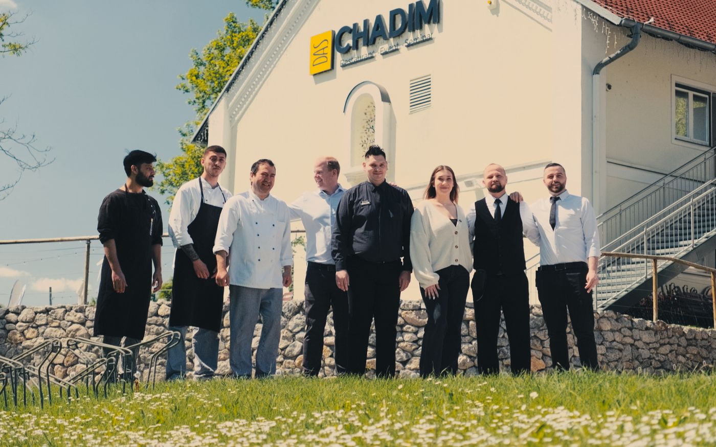 Das Team des Chadim am Wienerberg vor dem Haus, 2024
